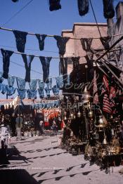 Image du Maroc Professionnelle de  Le Souk des Teinturiers, appelé souk Sebbaghine, l'un des plus pittoresque de Marrakech situé dans la Médina, non loin de la source Mouassine, des ateliers où l'on pratique la teinture traditionnelle où des écheveaux de laines sèchent au soleil suspendu en l’air ou le long des murs, Mercredi 21 Août 1997. (Photo / Abdeljalil Bounhar)